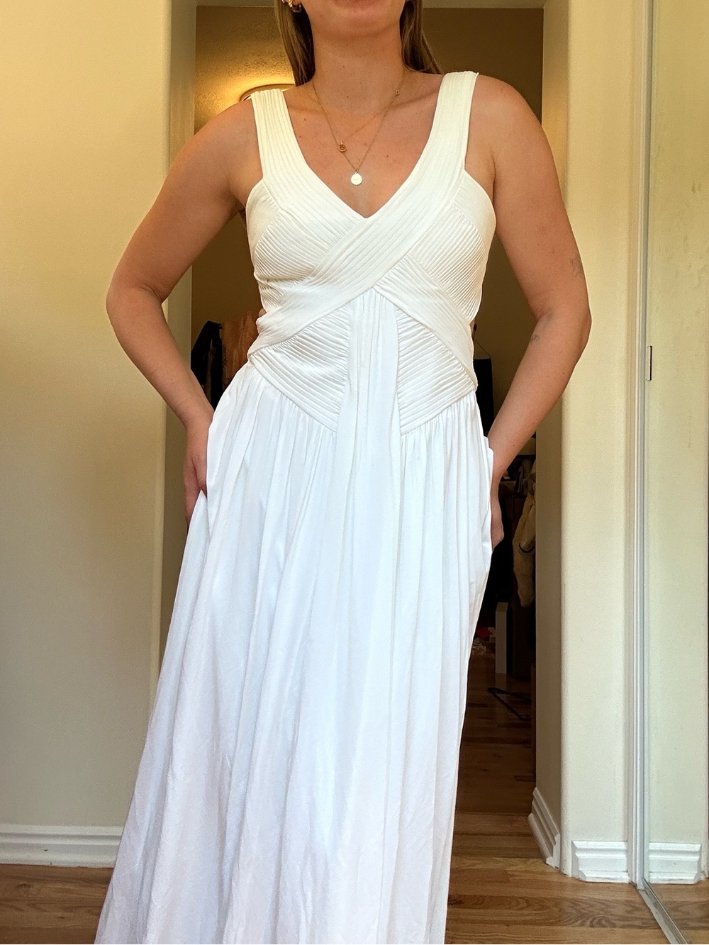 White backless dress - Picture 8 of 12